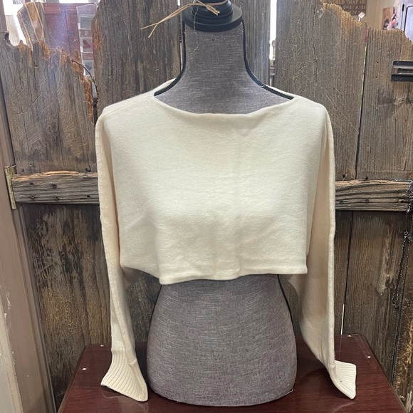 Cream colored long-sleeve crop top - Picture 1 of 7